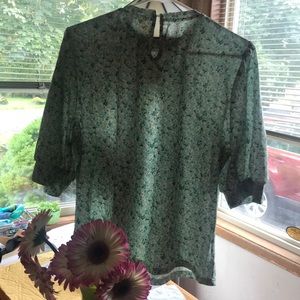 Keyhole back DAISY SHIRT, puff sleeve🦋nwt/XL🦋: